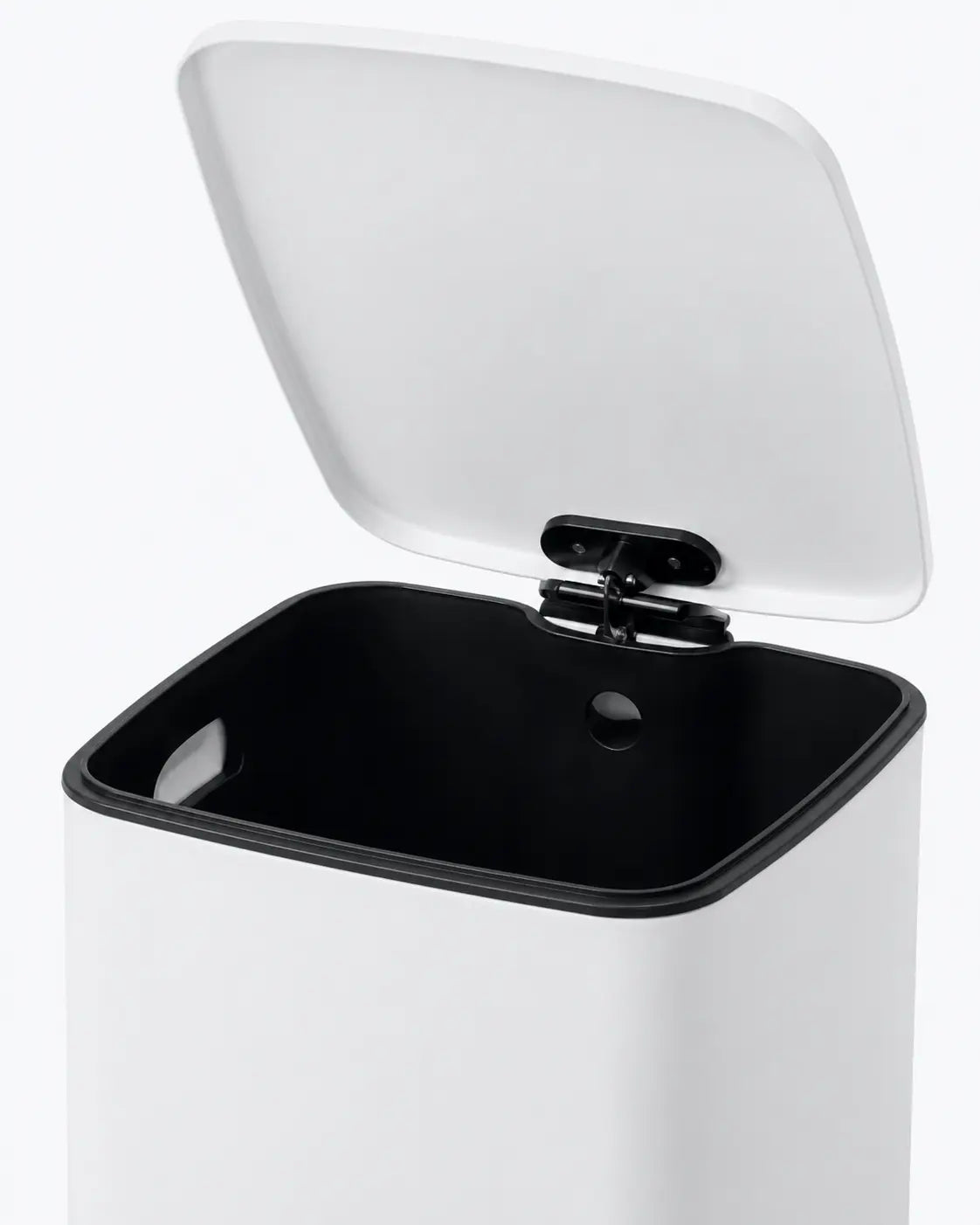 Poubelle de cuisine à pédale NÉVA 30L coloris Blanc Nuage – couvercle ouvert, gros plan sur la charnière
