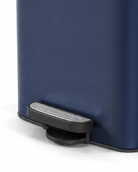 Poubelle de cuisine à pédale NÉVA 30L coloris Bleu Nuit – gros plan sur la pédale