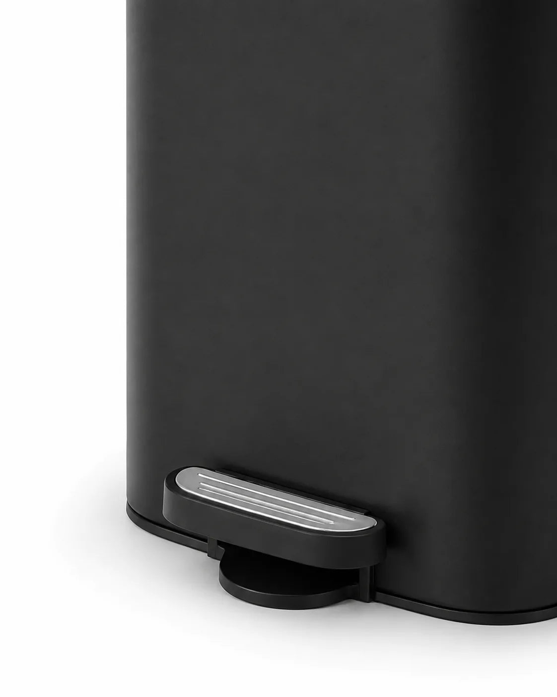 Poubelle de cuisine à pédale NÉVA 30L coloris Noir d'Encre – gros plan sur la pédale