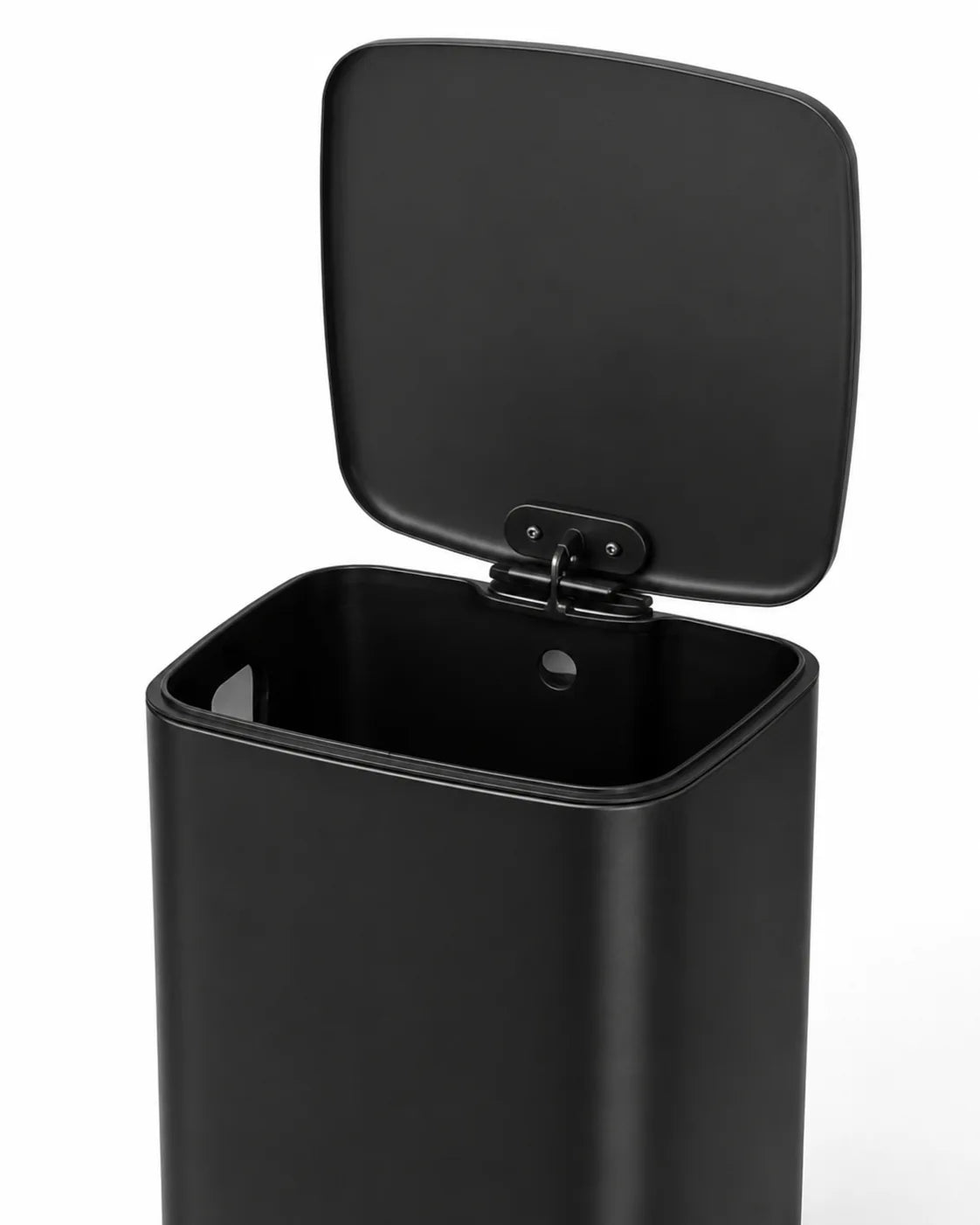 Poubelle de cuisine à pédale NÉVA 30L coloris Noir d'Encre – couvercle ouvert, vue de trois quarts