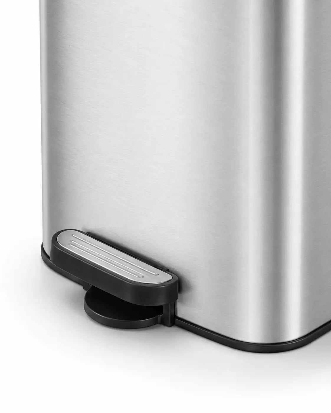 Poubelle de cuisine à pédale NÉVA 30L coloris Argent – gros plan sur la pédale