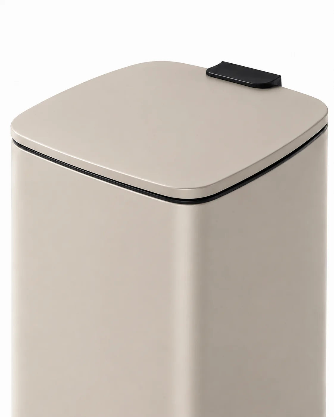 Poubelle de cuisine à pédale NÉVA 30L coloris Beige Sable – gros plan sur le couvercle et la pédale
